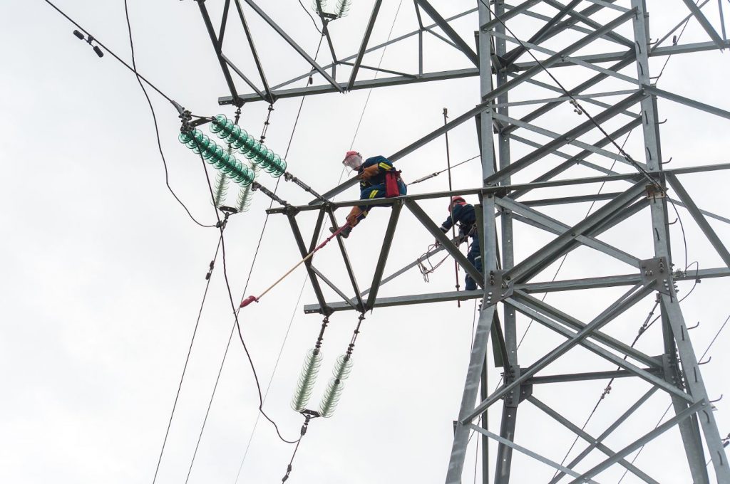 Более 30 километров линий электропередачи обновили в Новой Москве за 2016 год